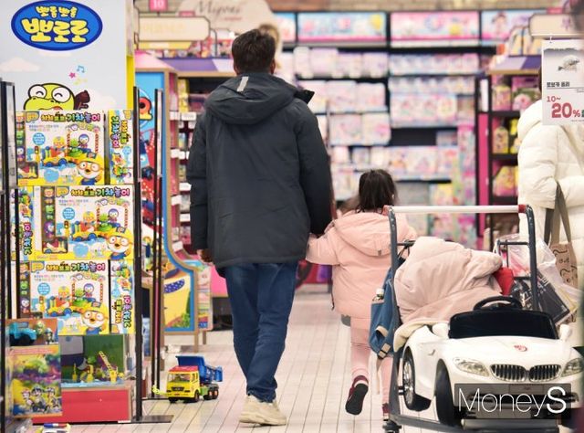 ▲ 이제부터, 시작이야 (크리스마스 완구매장 풍경)