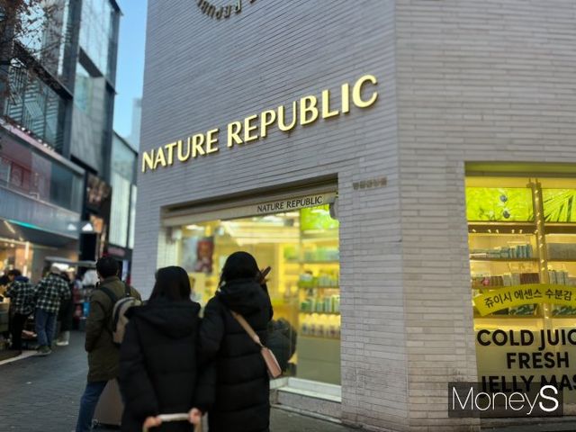 1세대 화장품 로드숍 브랜드들이 국내 매장 운영에도 심혈을 기울이고 있다. 지난 18일 서울 중구 명동거리에 위치한 네이처리퍼블릭 로드숍 모습. /사진=서혜원 기자