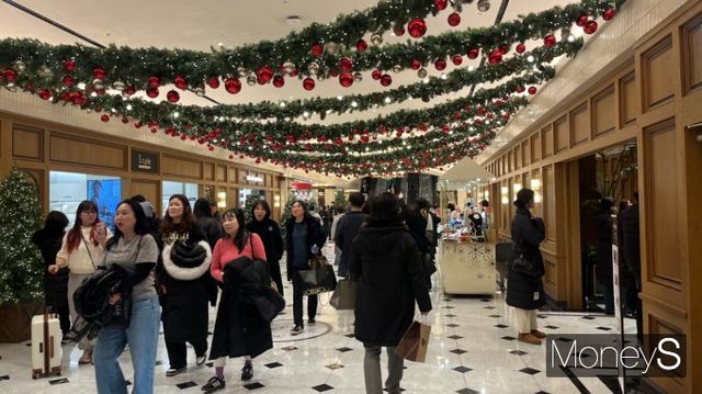 지난 18일 신세계 백화점 강남점에 많은 인파가 모였다. /사진=곽선우 기자