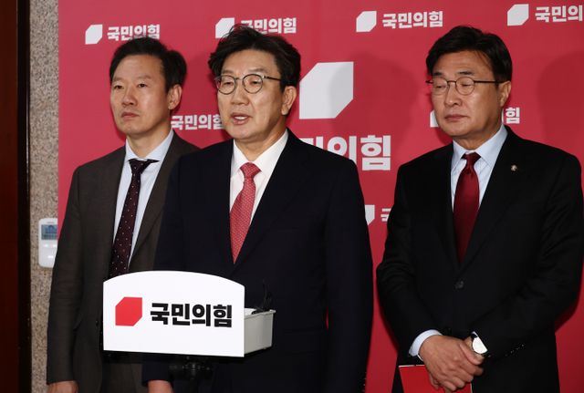 국민의힘이 여·야·정 국정협의체와 의원 해외 특사단에 참여하겠다고 전했다. 사진은 권성동 대표 권한대행 겸 원내대표(가운데)가 20일 서울 여의도 국회에서 현안 관련 기자회견을 하는 모습. /사진=뉴스1