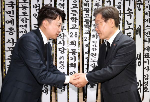  이준석 개혁신당 의원이 이재명 더불어민주당 대표를 향해 "'대북송금'과 조직폭력배와 얽힌 사건과 사실상 공범"이라며 이 대표의 법관 기피 신청에 대해 비판했다. 사진은 지난 4월 박종철 열사 어머니 고 정차순 여사 빈소에서 인사하고 있는 이 의원과 이 대표의 모습. /사진=뉴시스