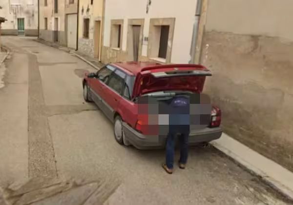 시체를 옮기는 장면이 구글 스트리트뷰에 찍혀 살인 사건 해결에 단서가 됐다. 사진은 구글 스트리트뷰에 찍힌 한 남성이 실종된 남성의 시신을 옮기는 장면. /사진=BBC 캡처