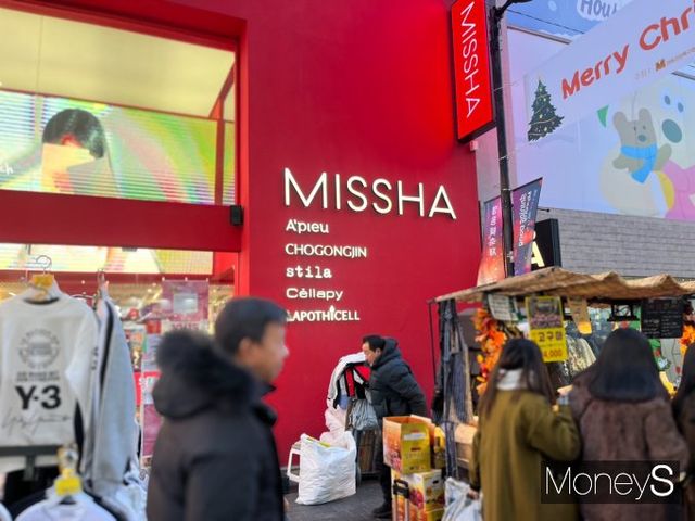 소비자들은 H&B 스토어 강세 속에서도 가격과 제품을 이유로 로드숍을 찾는다. 지난 18일 명동에 위치한 미샤 로드숍 모습. /사진=서혜원 기자