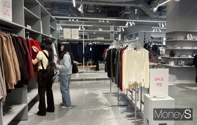 올 3분기 실적 하락을 겪은 백화점 업계는 이를 극복하고자 4분기 연말특수를 노리고 프로모션을 진행 중이다. 사진은 여의도 더현대 서울의 한 옷가게에서 고객들이 옷을 고르고 있는 모습. /사진=곽선우 기자