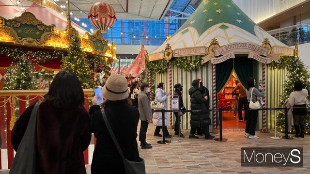 더현대 서울의 크리스마스 빌리지에서 관람객이 인증사진을 촬영하고 있다. /사진=곽선우 기자