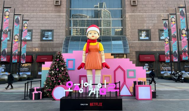 신세계 백화점 강남점 앞 오징어게임2 팝업. /사진=곽선우 기자