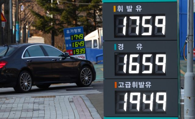 서울 시내 주유소에 기름값이 표시돼 있다. / 사진=뉴시스 전신 기자 