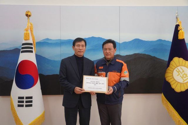 19일 서울 여의도 국회 본청에서 문병국 고려아연 노동조합 위원장(오른쪽)이 이학영 국회 부의장(왼쪽)에게 적대적 M&A 중지 촉구 건의서를 전달했다. / 사진=고려아연 노조