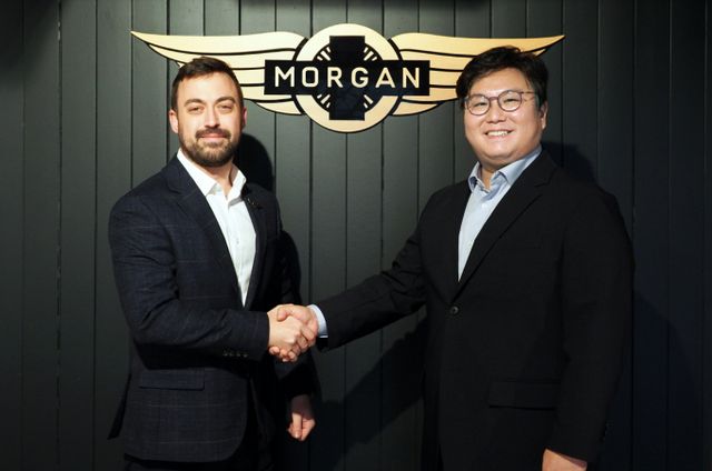 (왼쪽부터) 모건 모터 컴퍼니 세일즈 총괄 잭 우드게이트, 정진구 차봇모터스 대표 /사진=차봇모터스
