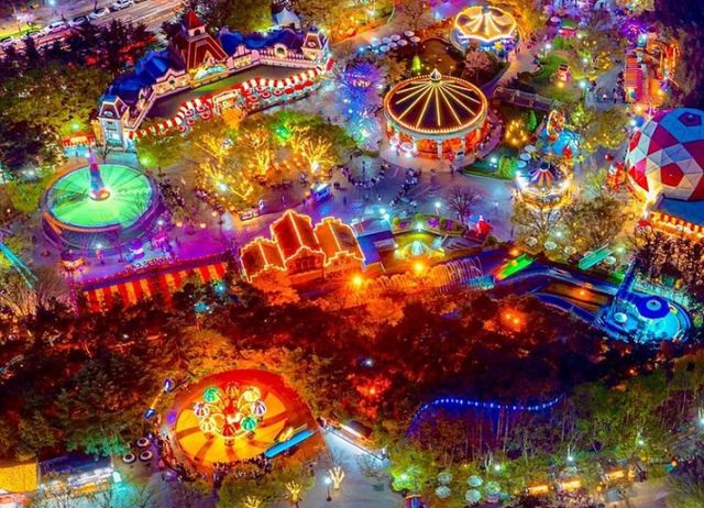 낭만적인 겨울을 맞아 연말 분위기를 만끽하고 싶다면 빛축제에 들러보자. 사진은 이월드 야간 개장 모습. /사진=이월드