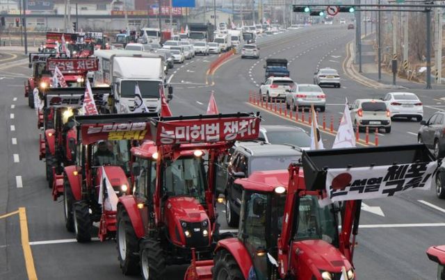 20일 오후 경기 평택시 진위역 앞에서 전국농민회총연맹 전봉준투쟁단 농민들이 비상계엄령을 선포한 윤석열 대통령의 체포와 구속을 촉구하며 트랙터를 몰고 상경 시위를 벌이고 있다./사진=뉴스1