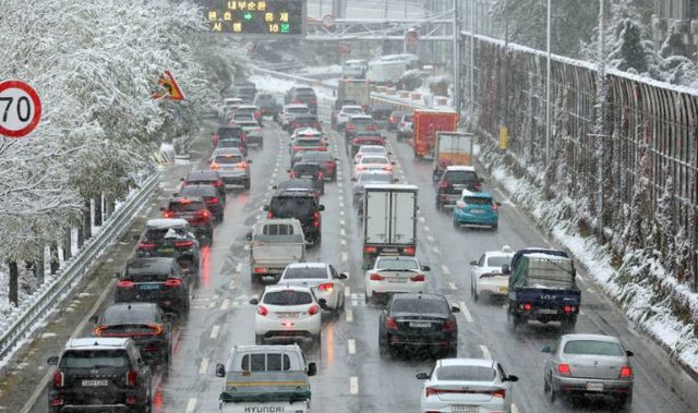 폭설이 내린 지난달 27일 오후 서울 강변북로에서 차량들이 서행하고 있다./사진=뉴스1
