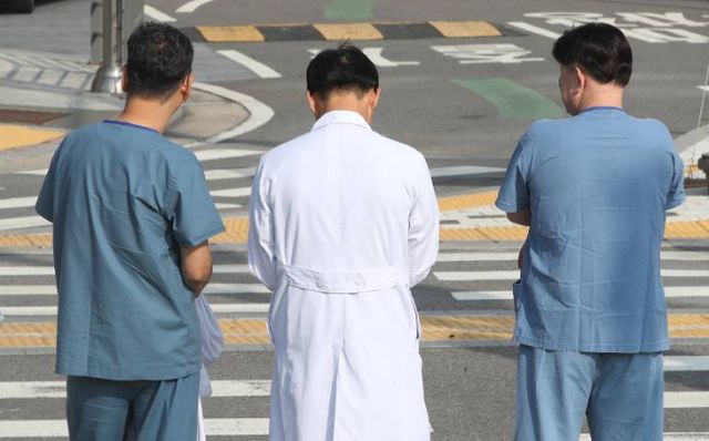 서울 시내의 한 대학병원에서 의료진이 지나가고 있다./사진=뉴스1