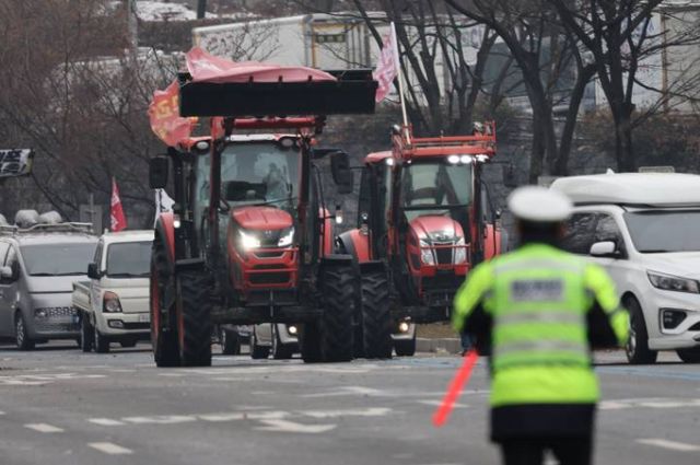 전국농민회총연맹 전봉준 투쟁단 농민들이 21일 윤석열 대통령 구속 등을 촉구하는 집회를 위해 트랙터와 트럭을 몰고 상경하던 중 서울 남태령 고개 인근에서 경찰병력과 대치하고 있다./사진=뉴스1