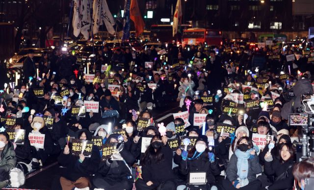 지난 16일 서울 종로구 경복궁 동십자각 앞에서 열린 ‘윤석열 즉각 퇴진·사회대개혁 비상행동’ 집회에 참가한 시민들 /사진=뉴스1 