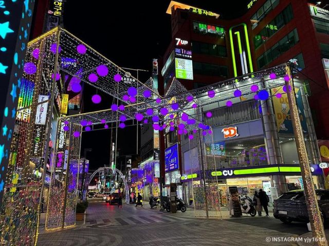 부산 서면 빛 축제는 다섯 개 구역으로 나뉘어 다양한 테마의 조형물을 만날 수 있다. /사진=한국관광공사