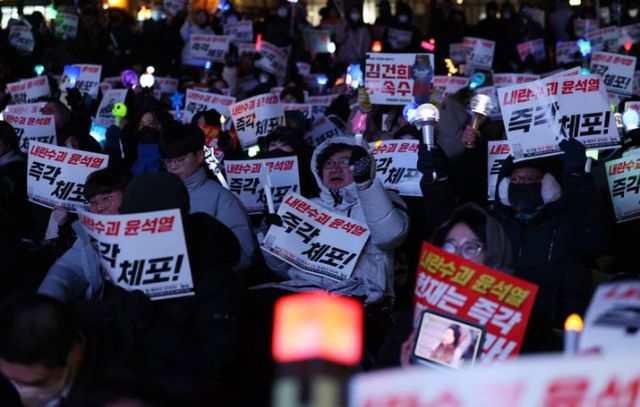 지난 18일 오후 서울 종로구 안국역 인근에서 촛불행동 주최로 열린 윤석열 대통령 탄핵 촉구 집회에서 시민들이 구호를 외치로 있다./사진=뉴시스