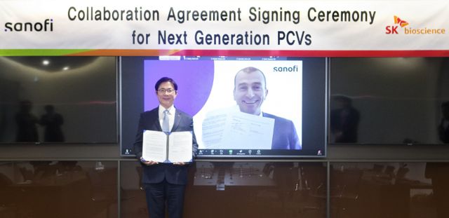 SK바이오사이언스와 사노피가 차세대 폐렴구균 단백접합 백신 공동개발을 추진한다. 사진은 안재용 SK바이오사이언스 사장(왼쪽)과 장 프랑수아 투생 사노피 백신 R&D 부문 글로벌 총괄 담당. /사진=SK바이오사이언스