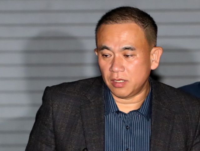 명태균씨가 요청한 보석 청구 심문이 23일 열릴 예정이다. 사진은 지난달 영장실질심사를 마친 후 호송차로 이동하는 명씨. /사진=뉴스1