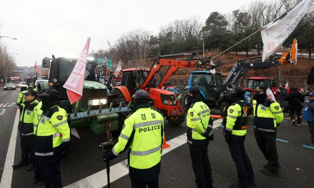 전국농민회총연맹 전봉준 투쟁단 농민들이 21일 윤석열 대통령 체포 등을 촉구하며 트랙터와 트럭 수십 대를 몰고 상경하던 중 서울 남태령 고개 인근에서 경찰에 가로막혀 있다. /사진=뉴시스
