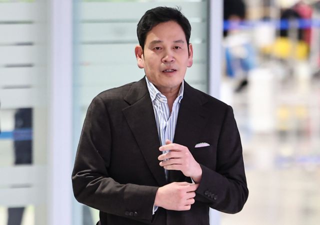 정용진 신세계그룹 회장이 도널드 트럼프 미국 대통령 당선인과 만난 후 22일 인천공항을 통해 귀국했다. /사진=뉴스1