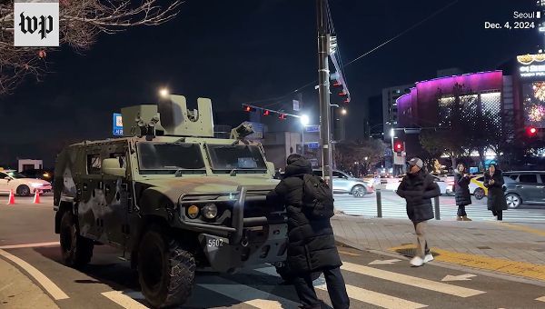이재명 더불어민주당 대표가 군용 차량을 막아선 청년을 수소문하고 있다. 사진은 한 시민이 움직이는 군용 차량을 막는 모습. /사진=워싱턴 포스트 캡처