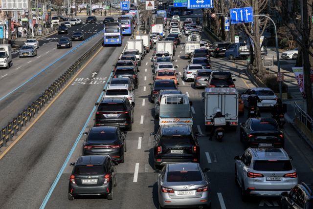 내년 전기차 보조금이 내년 1월 초 확정될 전망이다. 사진은 서울 서대문구 충정로를 차량들이 달리는 모습. /사진=뉴시스
