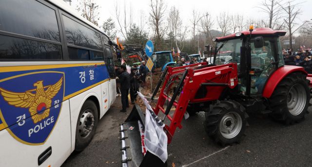 전국농민회총연맹 농민들이 트랙터를 이용해 윤석열 대통령 처벌을 촉구하는 투쟁을 벌이는 과정에서 참가자 2명이 경찰에 연행됐다. 사진은 지난 21일 트랙터를 몰고 온 농민들이 서울 남태령 고개 인근에서 경찰과 대치하는 장면. /사진=뉴시스