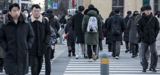  23일 아침 기온이 영하 10도 이하로 떨어지는 곳도 있을 정도로 춥겠다. 사진은 지난 19일 서울 광화문네거리 횡단보도를 건너는 시민들. /사진=뉴시스