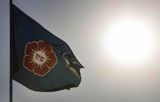 야당이 헌법재판관 후보자 인사청문회를 오는 23∼24일 열기로 했다. 사진은 서울 종로구 헌법재판소 깃발 모습. /사진=뉴시