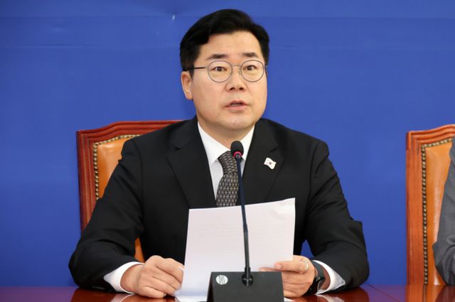  박찬대 더불어민주당 원내대표가 한덕수 대통령 권한대행 국무총리를 향해 '내란 특검' '김건희 여사 특검' 공포를 촉구했다. 사진은 22일 박 원내대표가 기자간담회에서 발언하는 모습. /사진=뉴시스