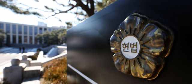 윤석열 대통령이 일주일째 탄핵심판 관련 서류 수취를 거부하면서 대응 방안을 고심하는 헌법재판소가 신속한 심리를 위해 관련 서류를 '송달 간주'로 검토하고 있는 것으로 알려졌다.사진은 22일 서울 종로구 헌법재판소의 모습. /사진=뉴시스