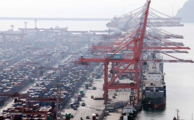 한국경제인협회가 '2025년 수출 전망 조사'를 실시한 결과 수출이 올해 8.3%에서 새해 1.4%로 감소할 것이라고 발표했다. 사진은 부산 남구 신선대부두에서 컨테이너 선적 및 하역작업이 진행되는 모습. 사진=뉴시스