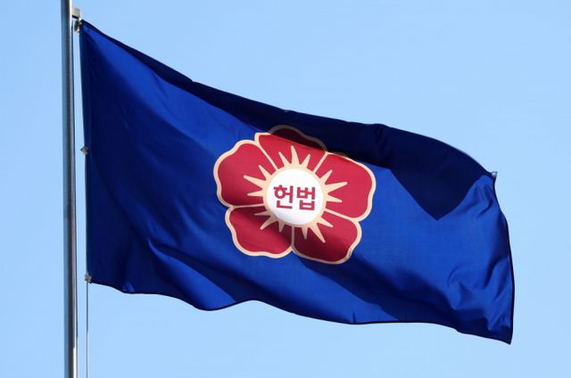 윤석열 대통령이 일주일째 탄핵심판 관련 서류 수취를 거부하면서 대응 방안을 고심하는 헌법재판소가 신속한 심리를 위해 관련 서류를 '송달 간주'로 검토하고 있는 것으로 알려졌다.사진은 지난 22일 서울 종로구 헌법재판소에서 깃발이 휘날리는 모습. /사진=뉴시스 