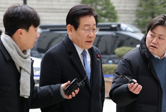 이재명 더불어민주당 대표가 20일 오전 서울 서초구 서울중앙지방법원에서 열린 '대장동 배임 및 성남FC 뇌물 혐의' 관련 공판에 출석하며 취재진의 질문을 받고 있다. /사진=뉴스1