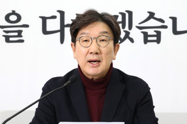 국민의흼 의원들이 차기 비상대책위원장 인선을 두고 막판 고심에 빠졌다. 사진은 지난 22일 권성동 국민의힘 대표 권한대행 겸 원내대표가 기자 회견을 진행 중인 모습. /사진=뉴스1