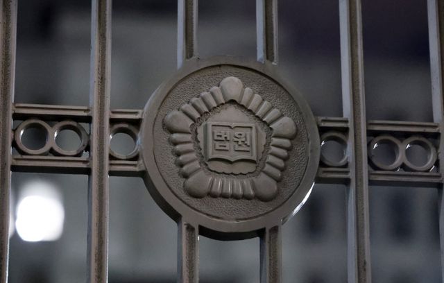 대법원이 24일 '숙명여고 시험 정답 유출' 사건 혐의를 받는 쌍둥이 자매에 대한 선고기일을 진행한다. 사진은 법원 로고. /사진=뉴스1