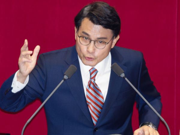 윤상현 국민의힘 의원이 전국민주노동조합총연맹과 전국농민회총연맹 시위를 강하게 비판했다. 사진은 윤상현 국민의힘 의원이 11일 오후 서울 여의도 국회에서 열린 제419회국회(임시회) 제1차 본회의에서 윤석열 대통령 위헌적 비상계엄 선포 내란행위 관련 긴급현안질문을 하는 모습. /사진=뉴스1