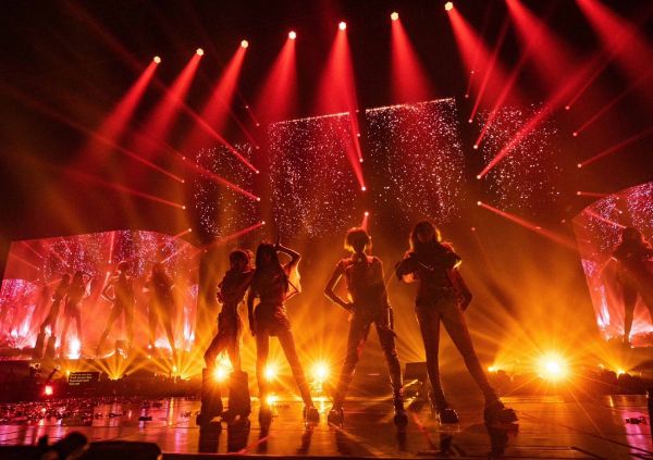 재결합 그룹들은 기존의 특색을 유지하되 새 시대에 맞춰 변화해야 한다. 사진은 투애니원이 단독 콘서트를 열어 사흘간 약 1만2000명의 팬과 만나 공연한 모습. /사진=YG 엔터테인먼트