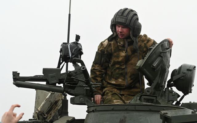 러시아군이 영화 소품으로 쓰이던 구소련 시절 탱크까지 전쟁에 동원하고 있는 것으로 알려졌다. 사진은 러시아 군인들이 군사 훈련을 받는 모습. /사진=로이터