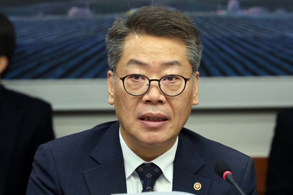  김용빈 선거관리위원회 사무총장이 국민의힘 의원을 '내란공범'이라고 적시한 현수막은 허용하고 '이재명은 안 된다'는 내용의 현수막 게시는 문제삼은 유권해석과 관련해 "법문만 검토한 섣부른 결정"이라고 밝혔다. 사진은 지난 12일 경기 과천시 중앙선거관리위원회에서 열린 간담회에서 경과보고를 하는 김 사무총장의 모습. /사진=뉴스1