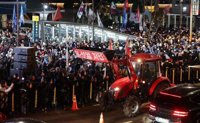 트랙터를 몰고 상경한 농민과 함께 경찰과 밤샘 대치한 일부 시민들을 비하한 경찰 글이 논란이다. 사진은 전국농민회총연맹(전농)의 트랙터들이 22일 오후 서울 서초구 남태령에서 윤석열 대통령 구속을 촉구하는집회를 갖은 뒤 대통령 한남관저로 향하는 모습. /사진=뉴스1