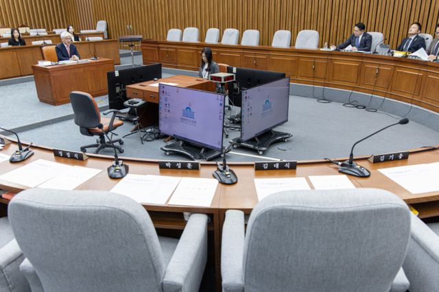 국회가 여당인 국민의힘 의원들의 불참 속에 헌법재판관 후보 3인에 대한 인사청문회를 시작한다. 사진은 23일 서울 여의도 국회에서 열린 헌법재판관 인사청문회에 국민의힘 의원들이 불참한 모습. /사진=뉴스1