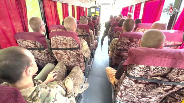 러시아 쿠르스크에서 붙잡힌 러시아 포로가 함께 훈련 받은 북한군에 대해 미친 자들이라고 폭로했다. 사진은 지난 9월14일 공개된 영상에서 러시아와 우크라이나가 포로 교환하는 모습. /사진=로이터