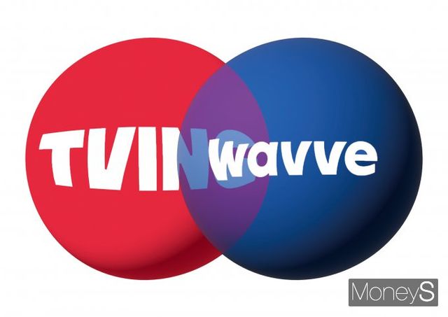 티빙과 웨이브, 국내 대표 온라인 동영상 서비스(OTT) 플랫폼의 합병이 복잡한 이해관계 속에서 답보 상태에 빠지며 국내 OTT 시장 재편의 전망이 불투명해지고 있다. 사진은 기사 내용과 무관한 티빙과 웨이브의 로고 이미지. /사진=머니S