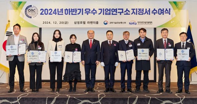 피케이밸브 대표가 지난 20일 열린 지정서 수여식에서 참가자들과 함께 기념 촬영을 하고 있다. /사진=STX