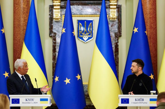 볼로디미르 젤렌스키 우크라이나 대통령이 나토 가입을 위한 외교적 노력을 강화하겠다는 입장을 밝혔다. 사진은 지난 1일(현지시각) 우크라이나 키이우에서 볼로디미르 젤렌스키 우크라이나 대통령(오른쪽)과 안토니우 코스타 유럽연합 상임의장이 공동 기자회견을 하는 모습. /사진=로이터