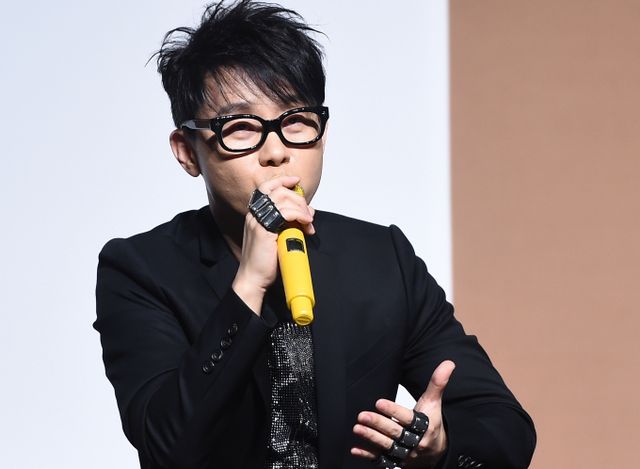 오는 25일 예정됐던 가수 이승환의 구미 콘서트를 구미시가 '안전상의 이유'로 취소한 가운데 이승환이 이에 대해 '일방적이고 부당한 대관 취소 결정'이었다고 주장했다. 사진은 2016년 이승환이 서울 이화여자대학교 삼성홀에서 열린 정규 11집 앨범 '폴 투 플라이-후(FALL TO FLY-後)' 발매 쇼케이스에서 취재진의 질문에 답하고 있는 모습. /사진=뉴스1