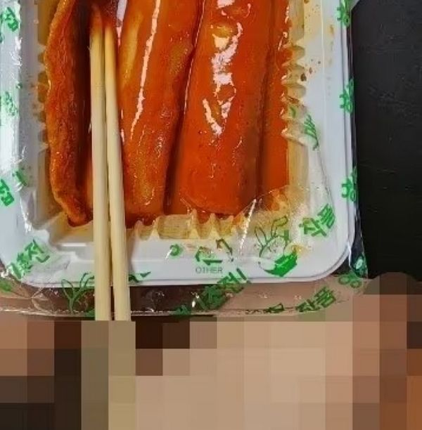 사진은 업주 A씨가 공개한 문제의 리뷰 사진. 노출 부위는 모자이크한 상태. /사진=네이버 카페 '아프니까 사장이다' 캡처