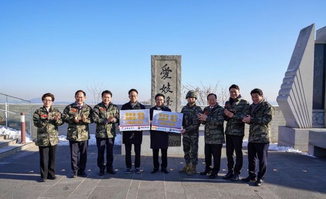 BQ가 연말연시를 맞아 23일 오전 해병대 2사단 애기봉 소초를 위문 방문하고 BBQ 치킨을 전달했다. /사진=제너시스BBQ